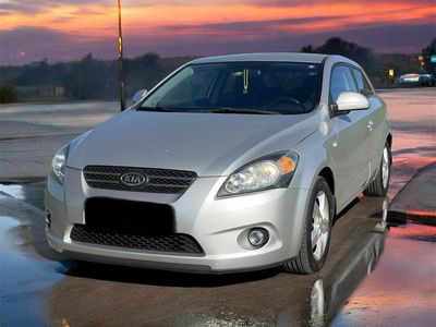 Gebraucht Kia Ceed 109 PS (80 kW) 2009 Silber Kleinwagen