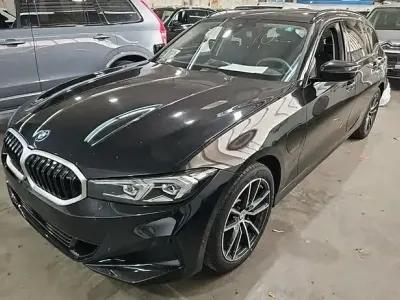 Gebraucht BMW 330e Sport Line 292 PS (214 kW) 2025 Schwarz Limousine