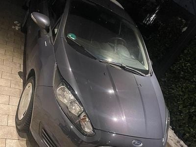 Grau Gebraucht 2013 Ford Fiesta Celebration Kleinwagen | 5.400 € (Fairer Preis)