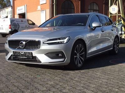 Gebraucht Volvo V60 Momentum 197 PS (144 kW) 2022 Bright silbermetallic Kombi