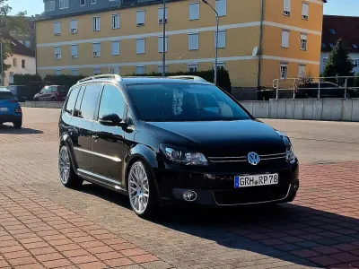 Używany VW Touran Highline 140 KM (102 kW) 2011 Czarny Minivan