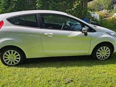 Gebraucht Ford Fiesta 60 PS (44 kW) 2009 Weiß Kleinwagen