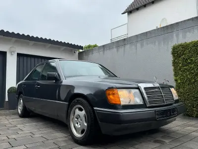 Second-hand Mercedes E250 90 CP (66 kW) 1993 Negru Berlinǎ
