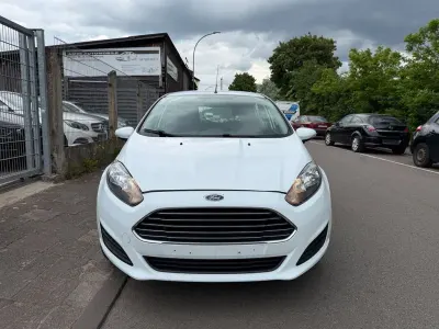 Używany Ford Fiesta Trend 101 KM (74 kW) 2015 Biały Hatchback