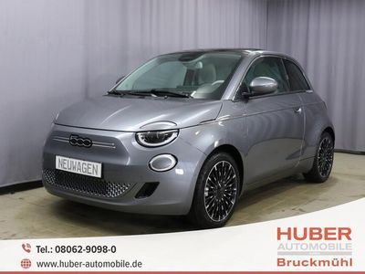 gebraucht Fiat 500e by Bocelli 42 kWh UVP 42.430,00 Style Paket: Panorama Dach, Getönte Heck- und Seitenscheiben, Winter-Paket Beheizbare Vordersitze; Auflagefläche der Frontscheibenwischer beheizbar 17"-Leichtmetallfelgen mit Diamantfinish, V