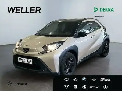Gebraucht Toyota Aygo 72 PS (52 kW) 2023 Ginger beige metallic / dach mysticschwarz Kleinwagen