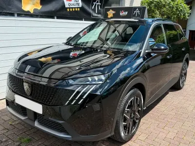 Neu Peugeot 5008 GT 136 PS (100 kW) 2026 Lackierung schwarz perla nera/ SUV