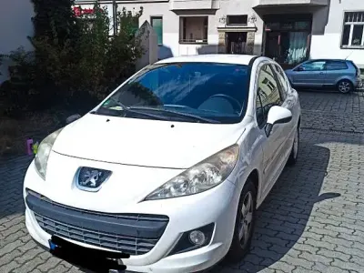 Gebraucht Peugeot 207 Forever 73 PS (53 kW) 2012 Weiß Limousine