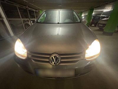 Second-hand VW Golf IV Trendline 102 CP (75 kW) 2004 Argintiu Berlinǎ