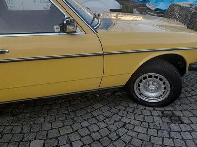 Gelb Gebraucht 1983 Mercedes 200 Limousine | 4.900 €