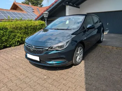 Gebraucht Opel Astra Edition 105 PS (77 kW) 2016 Grün Limousine