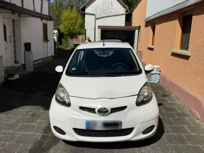 Gebraucht Toyota Aygo 68 PS (50 kW) 2011 Weiß Kleinwagen