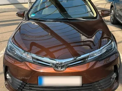 Używany Toyota Corolla 132 KM (97 kW) 2017 Brązowy Sedan/Limuzyna