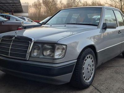 Usata Mercedes E230 136 CV (100 kW) 1989 Argento Berlina