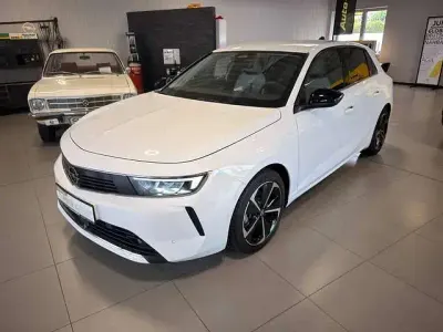 Gebraucht Opel Astra Elegance 131 PS (96 kW) 2023 Jade weiss/arktis weiss Kleinwagen