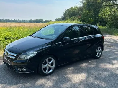 Gebraucht Mercedes B180 122 PS (89 kW) 2013 Schwarz Kleinwagen