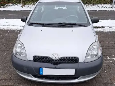Gebraucht Toyota Yaris 68 PS (50 kW) 2000 Silber Limousine