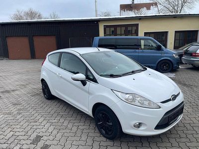 Weiß Gebraucht 2011 Ford Fiesta Titanium Kleinwagen | 4.700 € (Etwas zu teuer)