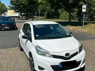 Gebraucht Toyota Yaris 69 PS (50 kW) 2013 Weiß Kleinwagen