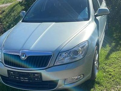 Usado Skoda Octavia Family 152 HP (111 kW) 2012 Prateado Carrinha