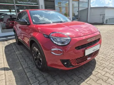 Gebraucht Fiat 600 La Prima 101 PS (74 kW) 2025 Rot SUV