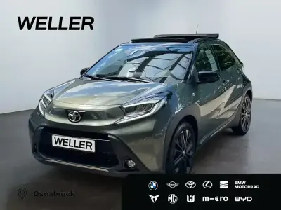 Gebraucht Toyota Aygo Style 72 PS (52 kW) 2023 Cardamon green / night sky black (gruen) Kleinwagen