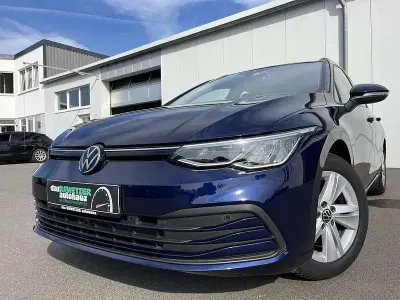 Gebraucht VW Golf VIII Life 150 PS (110 kW) 2023 Blau Kombi