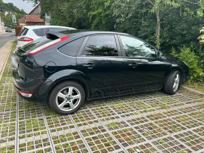 Gebraucht Ford Focus 105 PS (77 kW) 2011 Schwarz Limousine