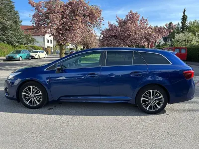 Gebraucht Toyota Avensis Edition-S 141 PS (103 kW) 2016 Blau Kombi