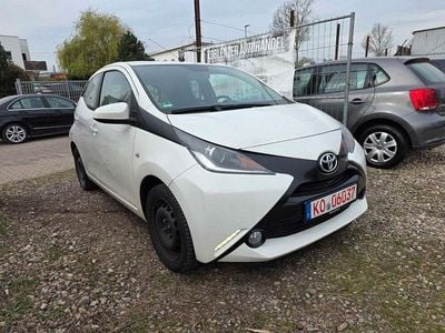 Gebraucht Toyota Aygo X-play 69 PS (50 kW) 2016 Weiß Kleinwagen