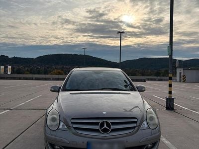 Grau Gebraucht 2006 Mercedes R320 Van / Kleinbus | 5.200 €