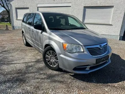 Usata Lancia Voyager Silver 177 CV (130 kW) 2014 Argento Monovolume