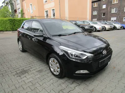 Gebraucht Hyundai i20 Pure 84 PS (61 kW) 2017 Schwarz Limousine