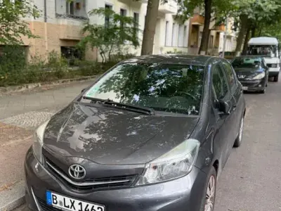 Gebraucht Toyota Yaris 69 PS (50 kW) 2012 Grau Kleinwagen