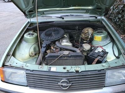 Grün Gebraucht 1982 Opel Rekord Limousine | 2.999 €