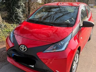 Gebraucht Toyota Aygo 69 PS (50 kW) 2016 Rot Kleinwagen