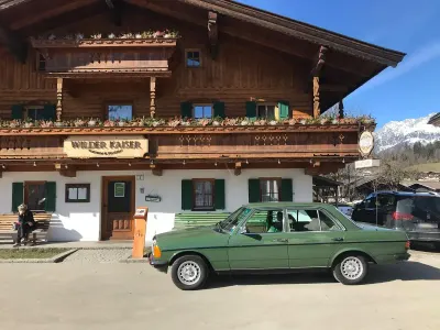 Używany Mercedes 230 109 KM (80 kW) 1978 Zielony Sedan/Limuzyna