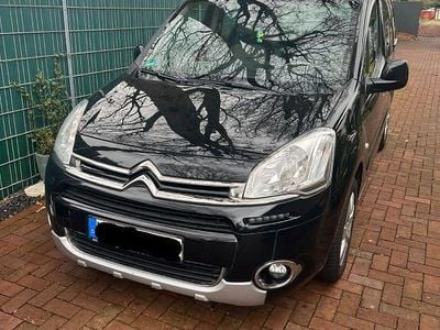 Schwarz Gebraucht 2015 Citroën Berlingo Tendance Van / Kleinbus | 5.950 € (Fairer Preis)