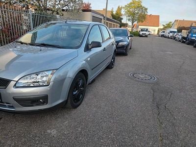 Gebraucht Ford Focus 90 PS (66 kW) 2005 Grau Limousine