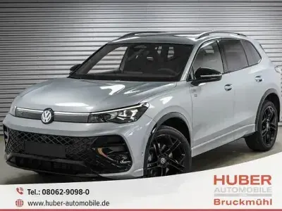 Neu VW Tiguan R-line 193 PS (141 kW) 2025 Grenadillschwarz metallic (0e) SUV