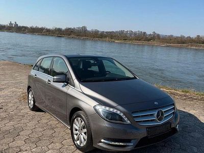 Gebraucht Mercedes B200 156 PS (114 kW) 2014 Grau Van / Kleinbus