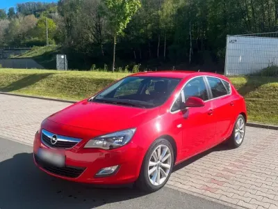 Używany Opel Astra 125 KM (91 kW) 2010 Czerwony Sedan/Limuzyna
