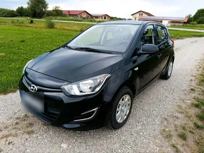 Gebraucht Hyundai i20 84 PS (61 kW) 2012 Schwarz Kleinwagen