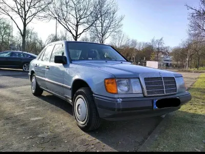 Gebraucht Mercedes E250 90 PS (66 kW) 1987 Blau Limousine