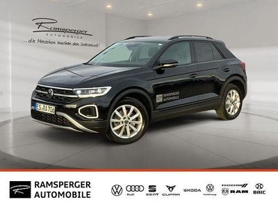 Schwarz (deep black perleffekt) Gebraucht 2025 VW T-Roc Style SUV | 34.990 € (Guter Preis)