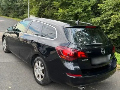 Usata Opel Astra 179 CV (131 kW) 2011 Nero Station wagon