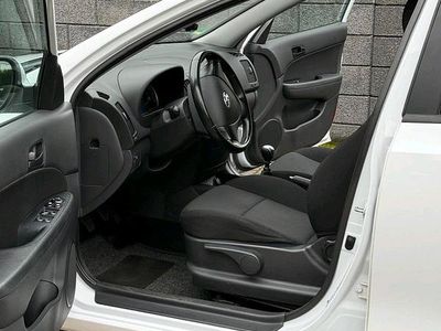 Gebraucht Hyundai i30 80 PS (58 kW) 2010 Weiß Kleinwagen
