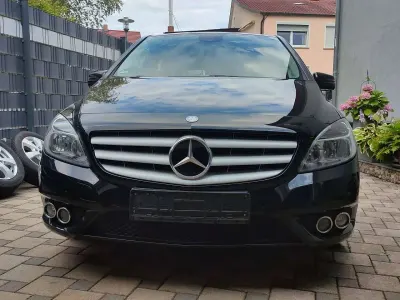 Gebraucht Mercedes B180 109 PS (80 kW) 2013 Schwarz Kleinwagen