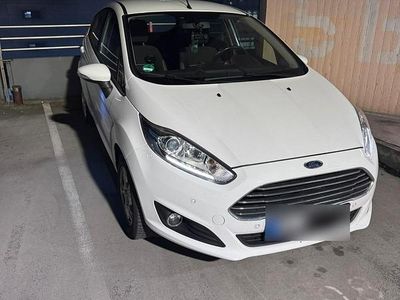 Gebraucht Ford Fiesta 101 PS (74 kW) 2015 Weiß Kleinwagen