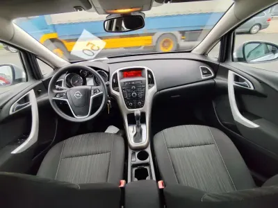 Gebraucht Opel Astra Edition 140 PS (102 kW) 2012 Silber Kombi